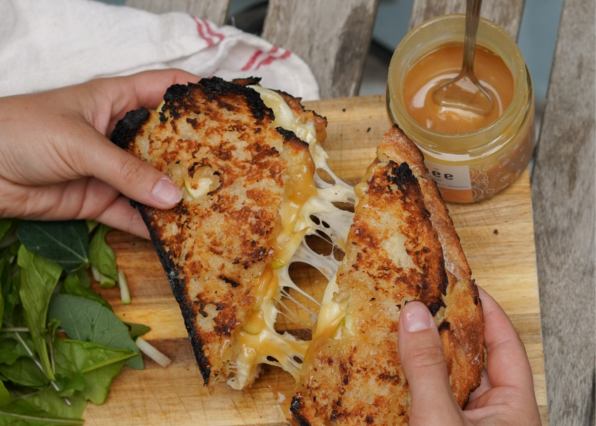 Grilled cheese brie, pommes & érable La Lichée