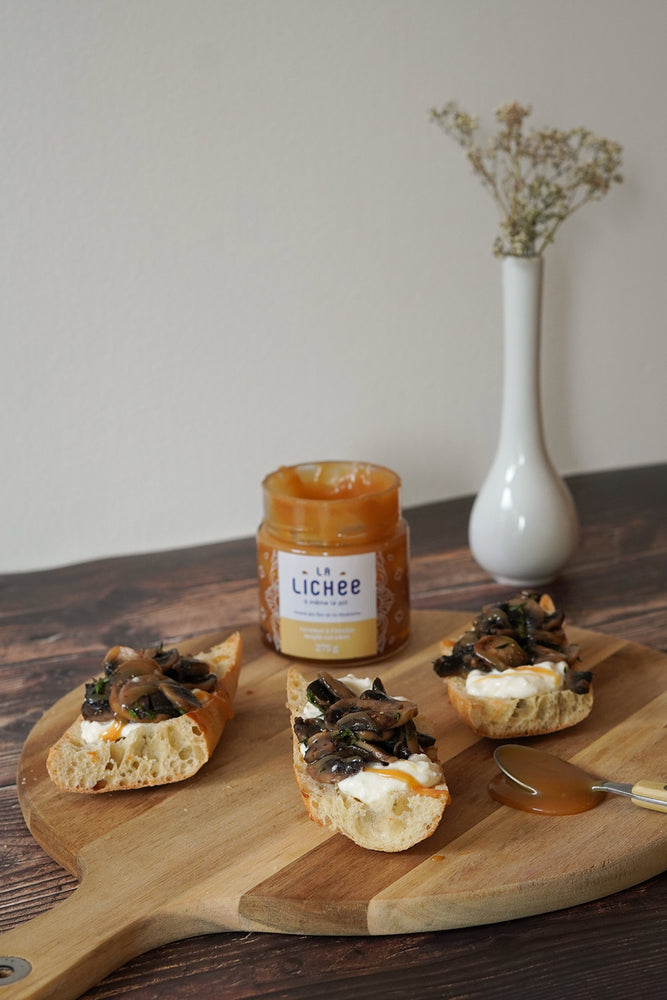 <span>Burrata, mushroom, toasted baguette and caramel La Lichée</span>