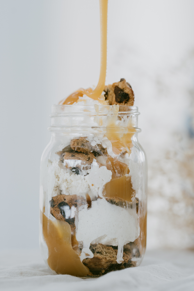 Caramel ice cream and chocolate cookies